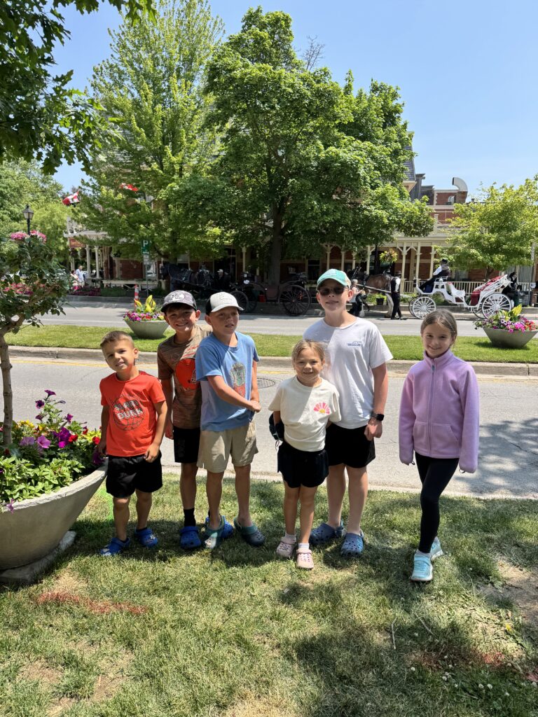 kids strolling through niagara-on-the-lake