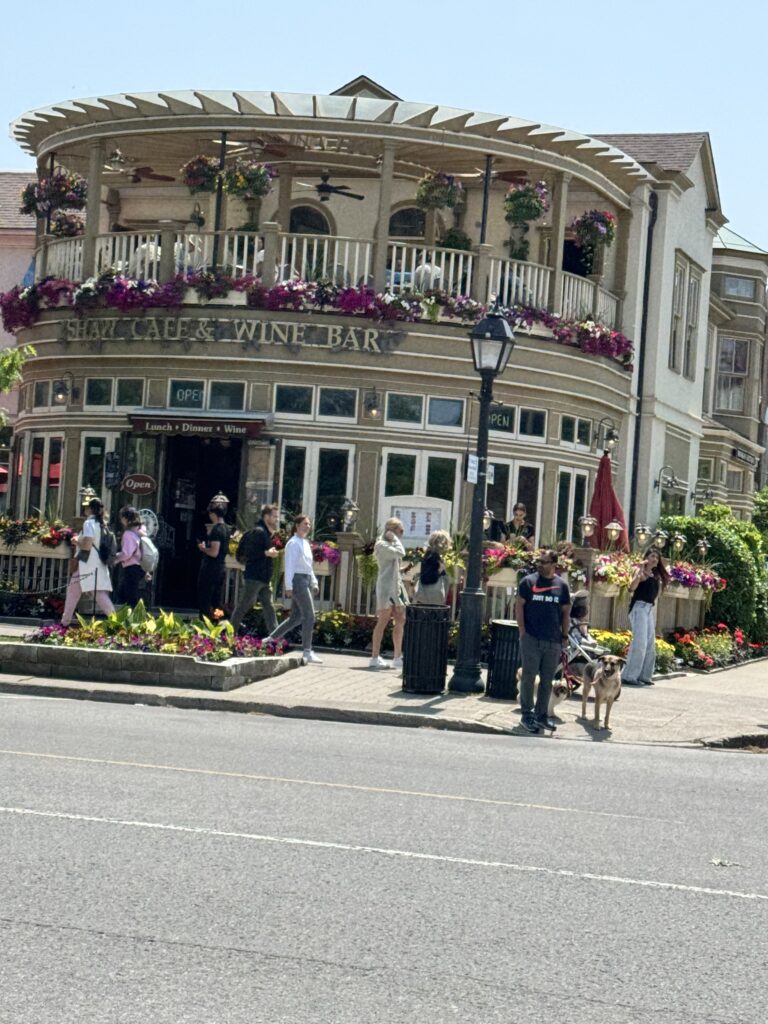 pretty building in niagara-on-the-lake