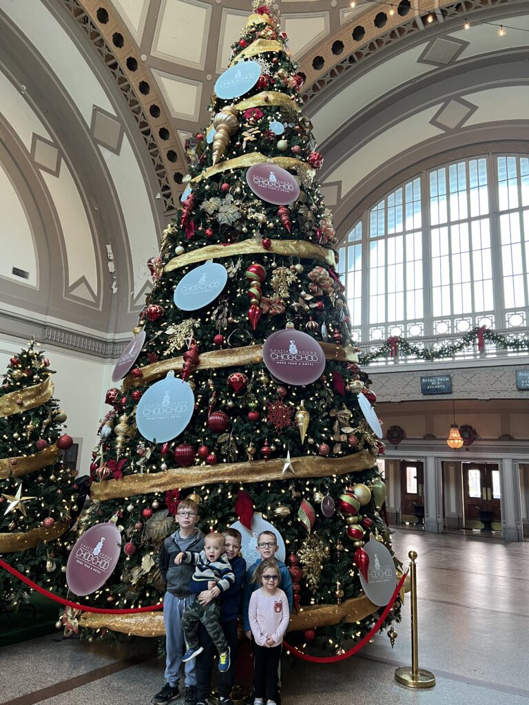 kids in front of chirstmas tree at Union Station Chattanooga